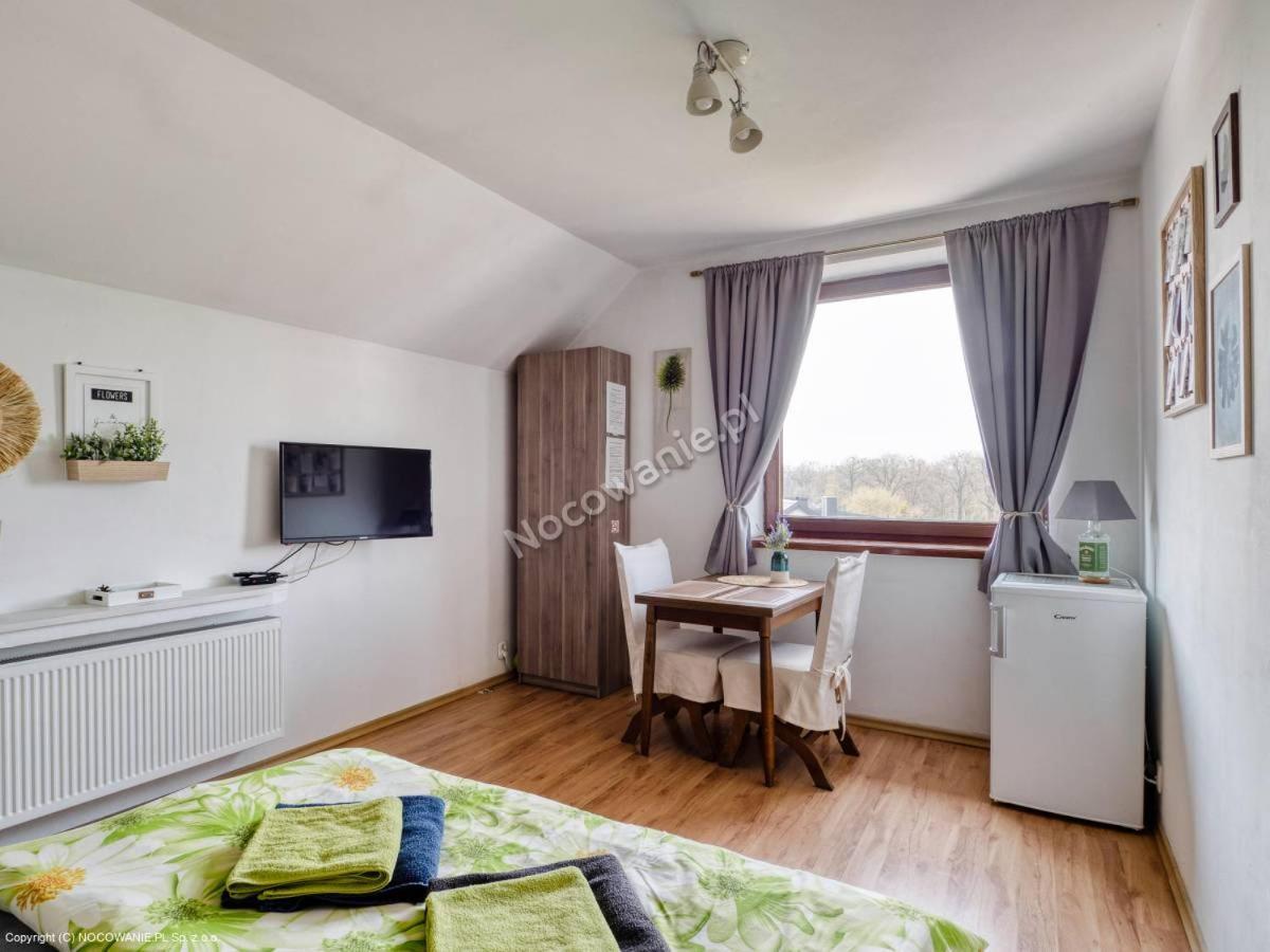 Pokoje Przy Bulwarach Uniejow Bagian luar foto